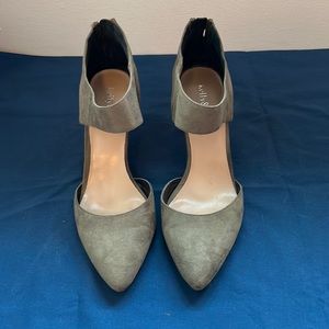 Kelly & Katie size 9M olive faux suede heels